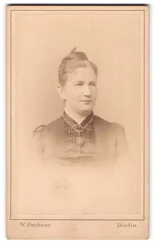 Fotografie W. Fechner, Berlin, Potsdamer-Str. 134a, adrett gekleidete Frau mit Hochsteckfrisur