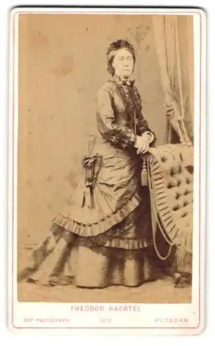 Fotografie Theodor Haertel, Potsdam, Charlottenstr. 25, gestandene Frau im Kleid mit Rüschen