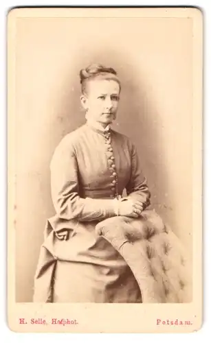 Fotografie H. Selle, Potsdam, York-Strasse 4, Frau mit Hochsteckfrisur und weissem Kragen