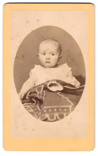 Fotografie Julius Zschille, Berlin, Neue Königs-Str. 1a, Kleinkind mit weissem Hemd unter einer Decke