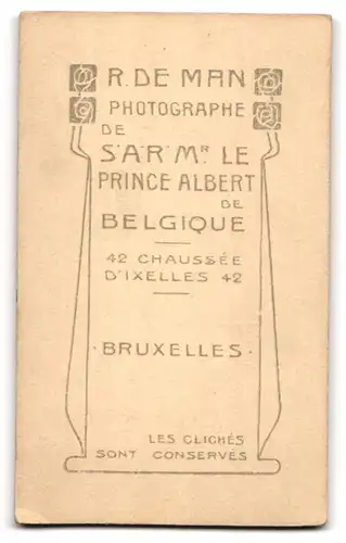 Fotografie R. De Man, Bruxelles, Chaussee d Ixelles 42, Kleinkinder in weisser, adretter Kleidung