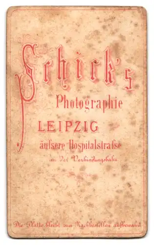 Fotografie Schicks Photographie, Leipzig, junge Bürgerliche mit Ohrringen und Brosche