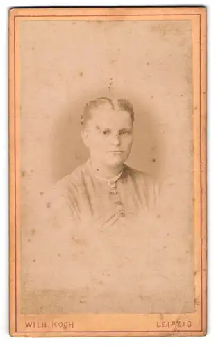 Fotografie Wilh. Koch, Leipzig, Zeitzer-Strasse 41, Portrait junger Frau mit Brosche