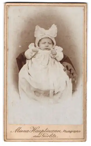 Fotografie Minna Hauptmann, Görlitz, Kleinkind mit langem Kleid und weisser Schleife