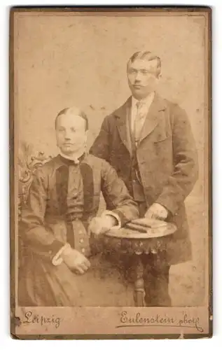 Fotografie Eulenstein Photograph, Leipzig, Ecke der Tauchaer-Strasse 6, Portrait eines Ehepaares
