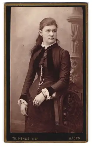 Fotografie Th. Mende, Hagen, Elberfelderstr. 82, Brünette Dame mit Brosche im tailierten Kleid