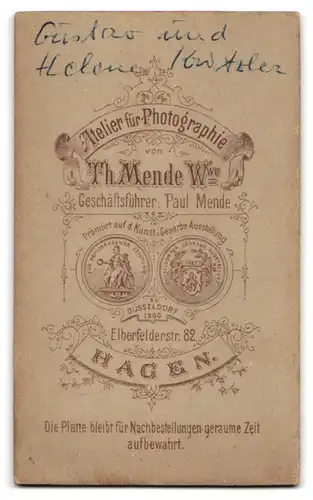 Fotografie Th. Mende, Hagen, Elberfelderstr. 82, Paar in bester Sonntagsbekleideung beim Fotograf