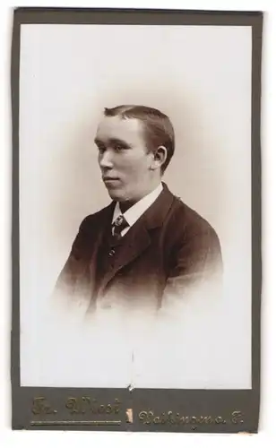 Fotografie Fr. Wiest, Vahingen a. E., Portrait Bursche mit hoher Stirn im Anzug