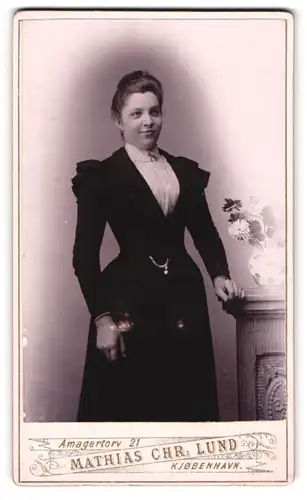 Fotografie Mathias Chr. Lund, Kjöenhavn, Amagertorv 21, Dänische Dame im Sonntagskleid
