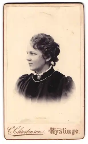 Fotografie C. Christensen, Ryslinge, Portrait Brünette Dame mit Brosche & Halskette, Schmuck