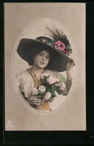 Foto-AK GL Co: Fräulein mit Hut und Blumen