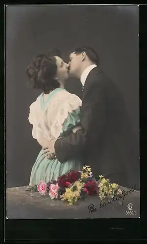 Foto-AK GL Co: Liebespaar mit Blumen