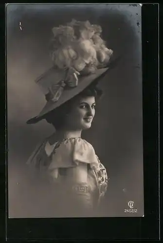 Foto-AK GL Co: Fräulein im Kleid mit Hut