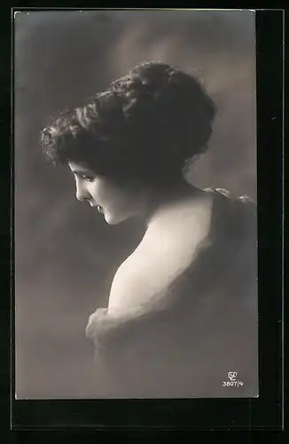 Foto-AK GL Co: Fräulein mit Hochsteckfrisur