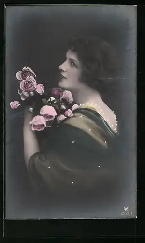 Foto-AK GL Co: Fräulein im Kleid mit Rosen