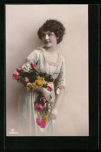 Foto-AK GL Co: Fräulein im Kleid mit Blumen