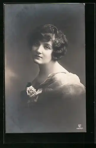 Foto-AK GL Co: Fräulein mit gewelltem Haar