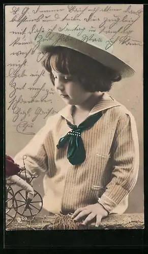 Foto-AK GL Co: Kleiner Junge im gestreiften Hemd mit Hut