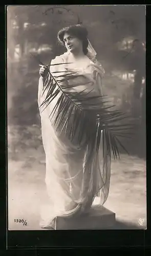 Foto-AK GL Co: Fräulein im Kleid mit einem Palmwedel