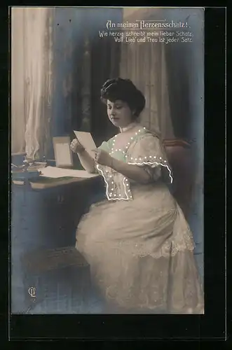 Foto-AK GL Co: Frau freut sich über Liebesbrief