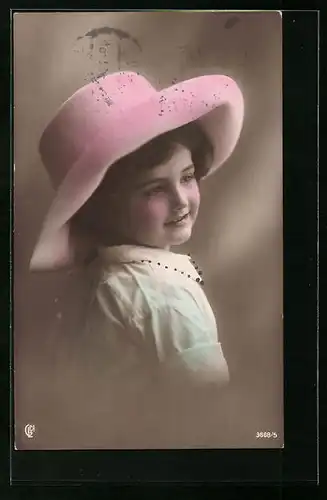Foto-AK GL Co: Mädchen mit Hut und Kette