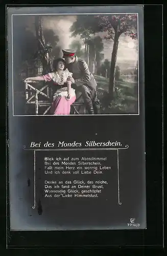 Foto-AK GL Co: Bei des Mondes Silberschein, Soldat bandelt an