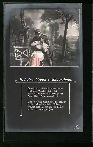 Foto-AK GL Co: Bei des Mondes Silberschein, Soldat umarmt die Liebste