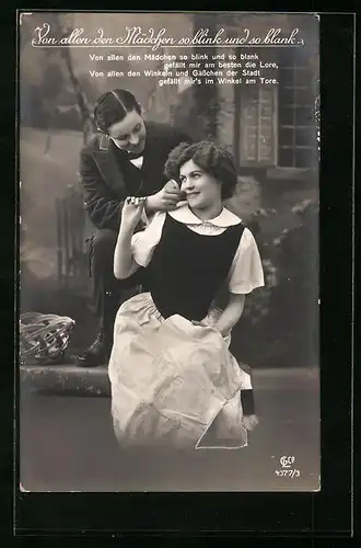 Foto-AK GL Co: Von allen den Mädchen so blink und so blank, Liebevolle Neckerei