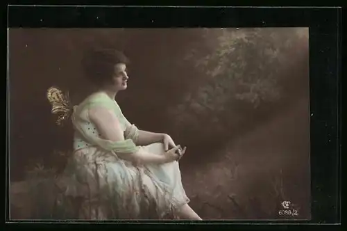 Foto-AK GL Co: Nachdenkliche Schöne sitzt im Garten