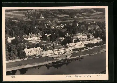 Foto-AK Walter Hahn, Dresden, Nr. 12930: Pillnitz /Elbe, Fliegeraufnahme vom Schloss