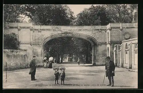 AK Dreux, Le Château, Passerelle du Parc et ancien Corps de Garde