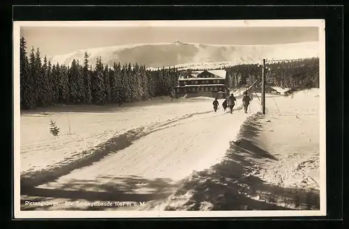 AK Schlingelbaude, Berghütte mit Wanderern im Schnee, Riesengebirge