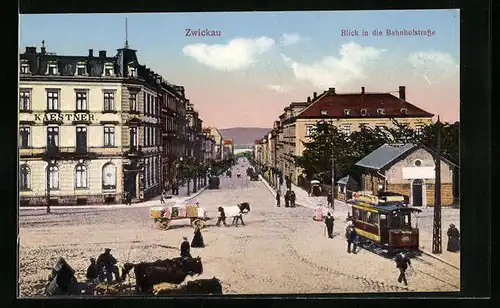 AK Zwickau /Sa., Strassenbahn fährt an Gewandhaus vorbei