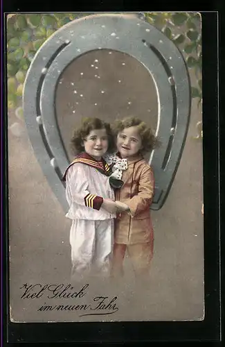 AK Mädchen unter grossem Hufeisen