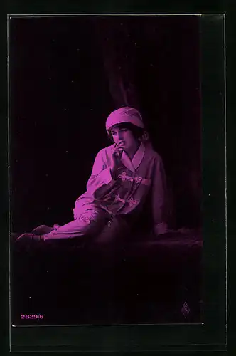 Foto-AK H. Markl: Junge Dame in Arbeitskleidung