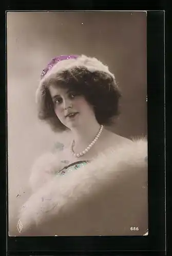 Foto-AK PFB: Begüterte Dame mit Pelzmantel