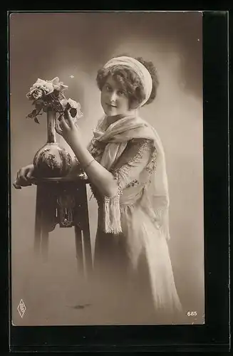Foto-AK PFB: Stilvolle Dame neben Vase voll Blumen