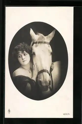 Foto-AK PFB: Dame neben Schimmel