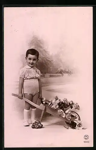Foto-AK P. C. Paris: Knabe mit Schubkarren voller Blumen