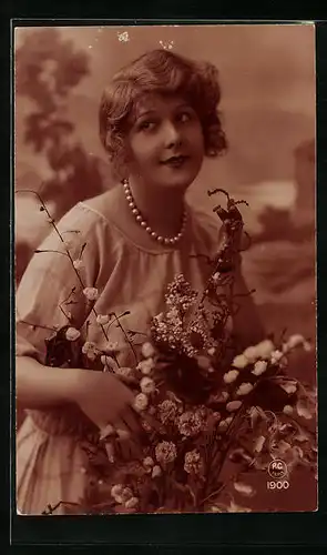 Foto-AK P. C. Paris: Junge Dame mit Perlenkette und Blumen