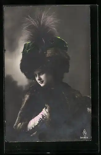 Foto-AK PFB: Dame mit auffälliger Pelzmütze