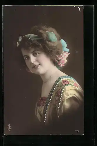 Foto-AK PFB: Dame im Kleid mit Perlenverzierung