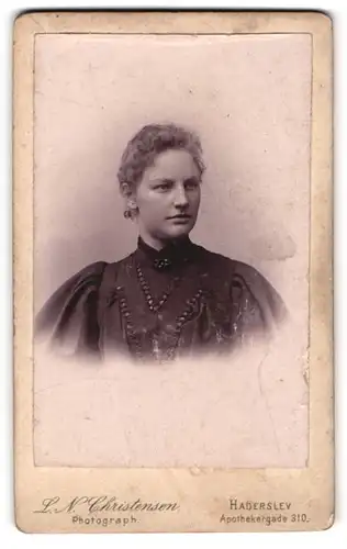 Fotografie L. N. Christensen, Haderslev, Apothekergade 310, Portrait hübsche junge Dame im schwarzen Kleid