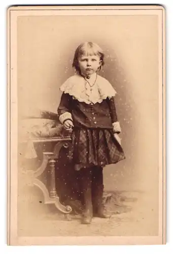 Fotografie Hugo Danz, Berlin, Jerusalemerstr. 28 Ecke Kronenstr., Mädchen trägt karierten Rock & Bluse mit Spitze