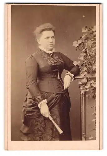 Fotografie Ernst Hering, Berlin, Dresdenerstr. 135, Portrait beleibte Dame mit Schmuck & Fächer