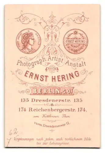 Fotografie Ernst Hering, Berlin, Dresdenerstr. 135, Portrait beleibte Dame mit Schmuck & Fächer