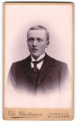 Fotografie Chr. Christensen, Hilleröd, Portrait junger Mann im eleganten Anzug
