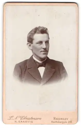 Fotografie L. N. Christensen, Haderslev, Apothekergade 310, Portrait junger Mann im Anzug mit Fliege