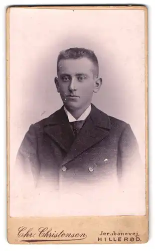 Fotografie Chr. Christensen, Hilleröd, Portrait junger Mann im eleganten Mantel