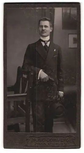 Fotografie Hugo Schwerg, Pirna, Alberststr. 13, junger Herr mit Hut und Zwicker im Anzug